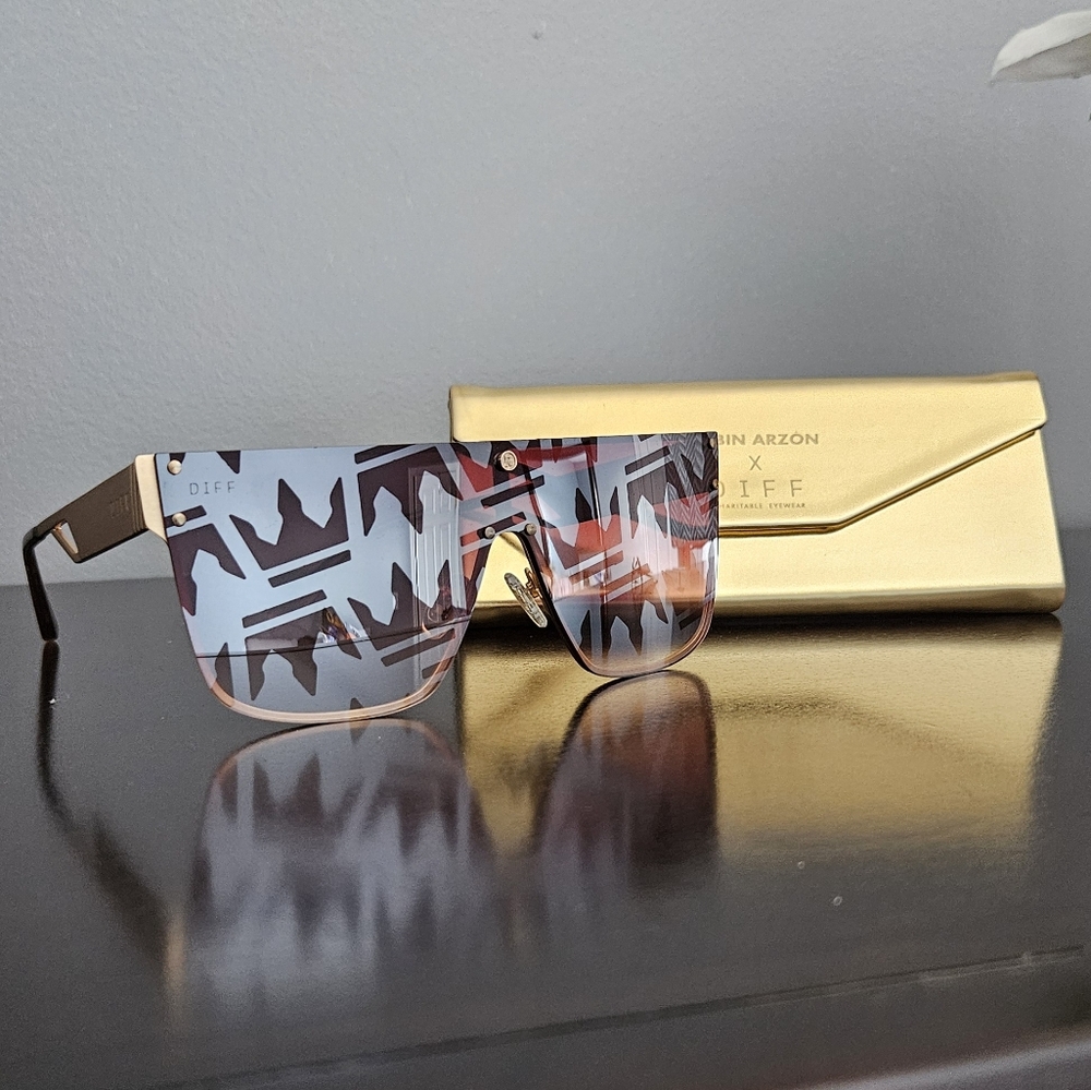 DIFF Eyewear Sunglasses with Gold Case